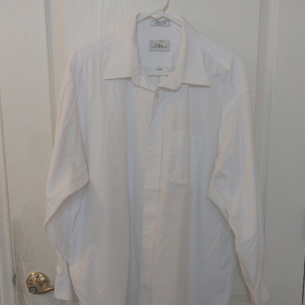 Van Heusen White Dress Shirt with Long Sleeves and Standard Collar